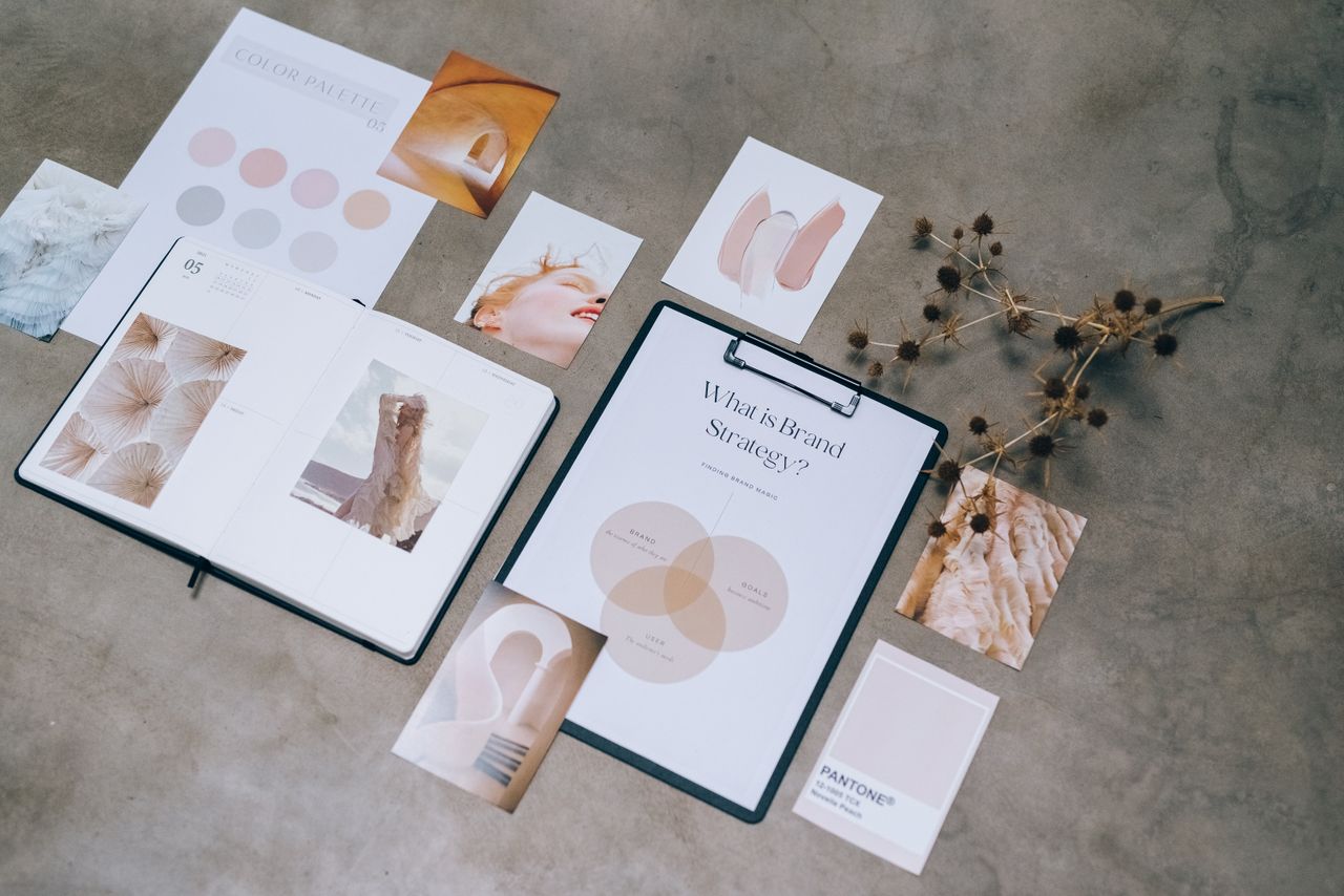 about-01 Flat lay of branding strategy materials with moodboard and color palette for creative design.